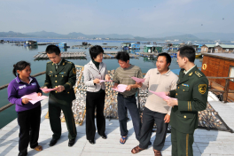 边防官兵深入码头、海上渔排渔船开展普法宣传活动2