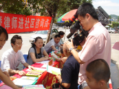 参加法律近社区活动